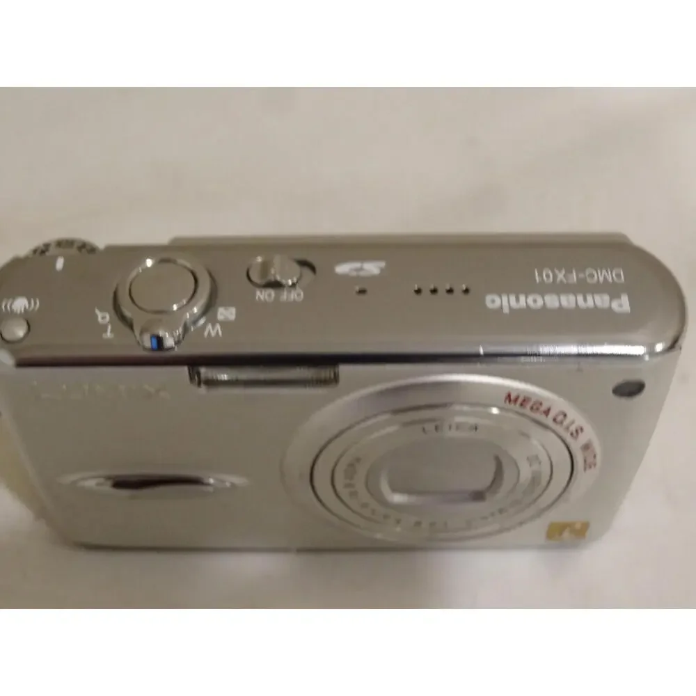 Panasonic LUMIX DMC-FX01 6.0MP Digital Camera Silver. For repair.